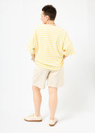 Melly trägt das Shirt Sammy in Größe M und die Bermuda Shorts Leinen natur Größe M.