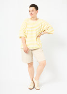 Melly trägt das Shirt Sammy in Größe M und die Bermuda Shorts Leinen natur Größe M.
