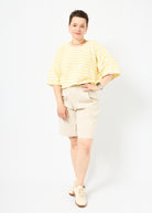Melly trägt das Shirt Sammy in Größe M und die Bermuda Shorts Leinen natur Größe M.