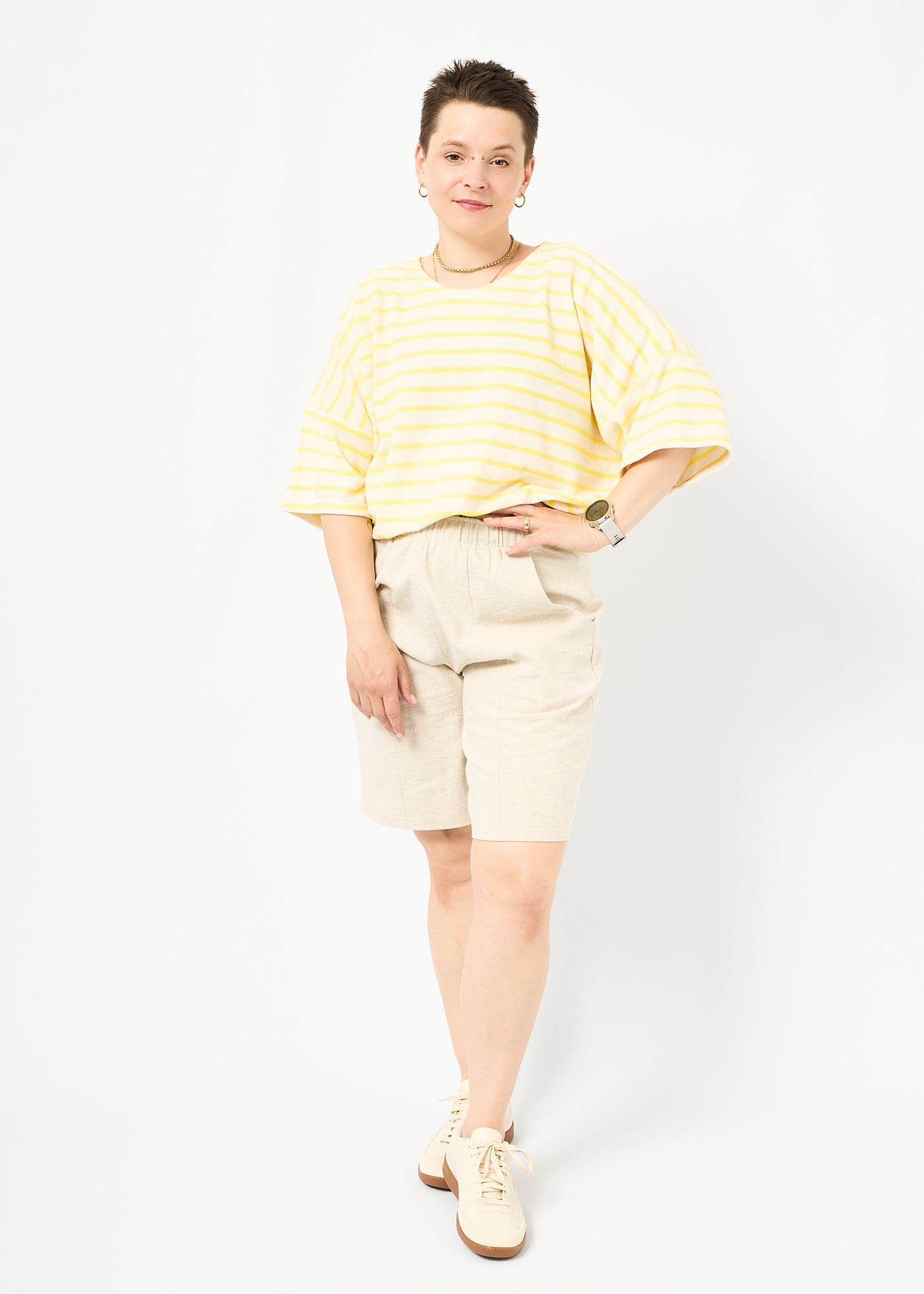 Melly trägt das Shirt Sammy in Größe M und die Bermuda Shorts Leinen natur Größe M.