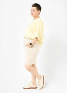 Melly trägt das Shirt Sammy in Größe M und die Bermuda Shorts Leinen natur Größe M.