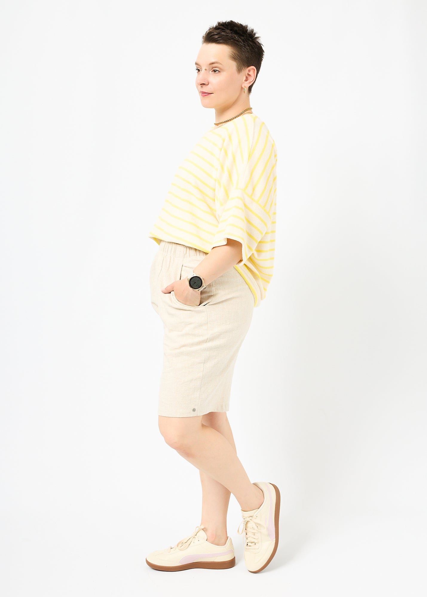 Melly trägt das Shirt Sammy in Größe M und die Bermuda Shorts Leinen natur Größe M.