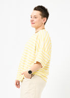 Melly trägt das Shirt Sammy in Größe M und die Bermuda Shorts Leinen natur Größe M.