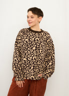 Melly trägt auf dem Foto 'Sammy' Größe M, Muster elastisch 'Leo braun - Jacquardstrick'