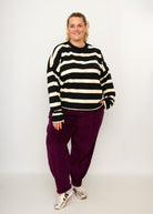Nina trägt auf dem Foto 'Sammy' Größe XXL, Sweat 'Streifen schwarz' und 'Betty' Größe XXXL, Velvet-Cord aubergine