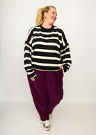 Nina trägt auf dem Foto 'Sammy' Größe XXL, Sweat 'Streifen schwarz' und 'Betty' Größe XXXL, Velvet-Cord aubergine