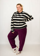 Nina trägt auf dem Foto 'Sammy' Größe XXL, Sweat 'Streifen schwarz' und 'Betty' Größe XXXL, Velvet-Cord aubergine