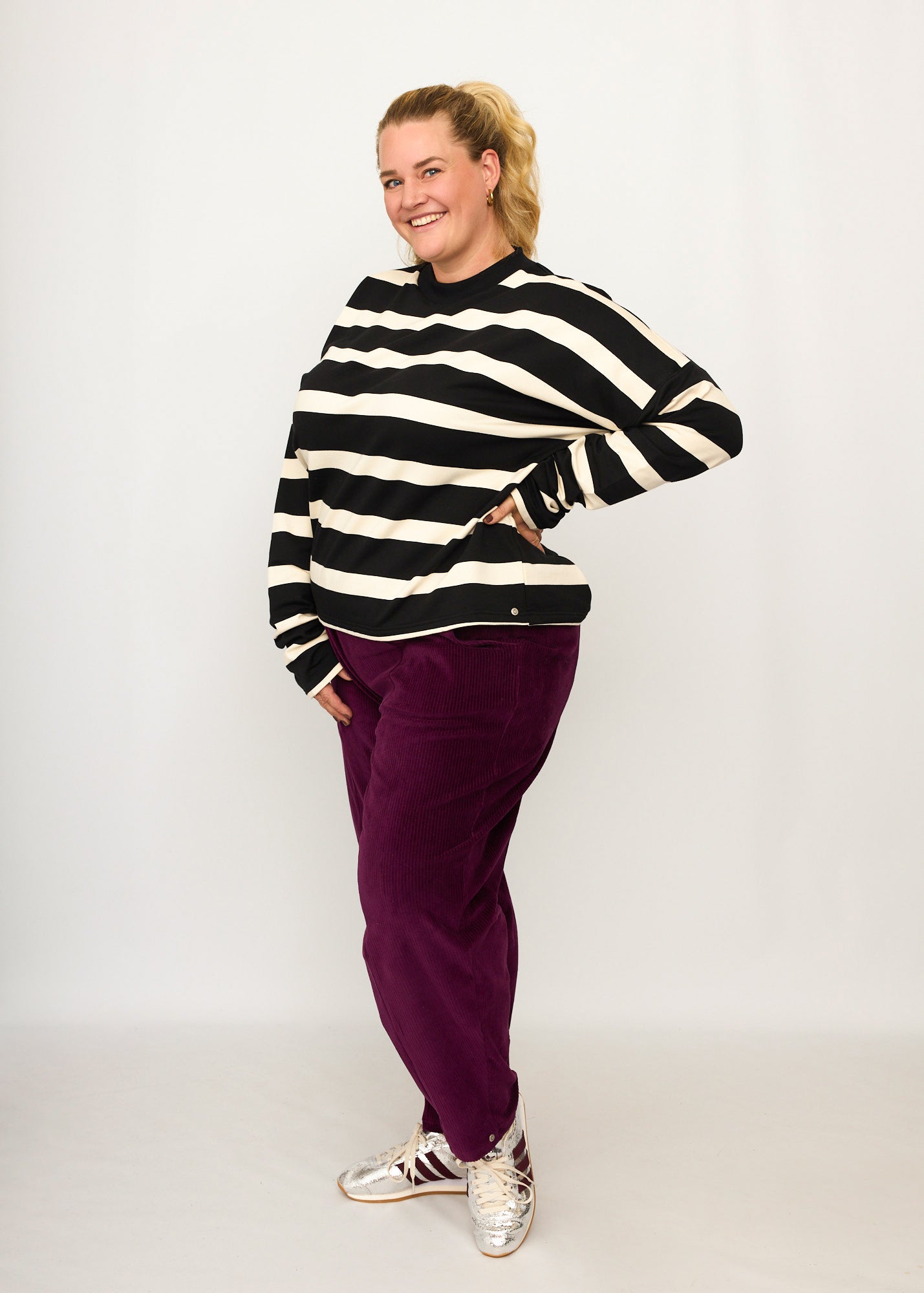 Nina trägt auf dem Foto 'Sammy' Größe XXL, Sweat 'Streifen schwarz' und 'Betty' Größe XXXL, Velvet-Cord aubergine