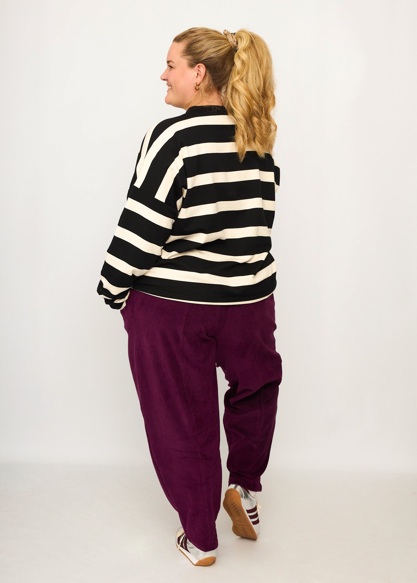 Nina trägt auf dem Foto 'Sammy' Größe XXL, Sweat 'Streifen schwarz' und 'Betty' Größe XXXL, Velvet-Cord aubergine