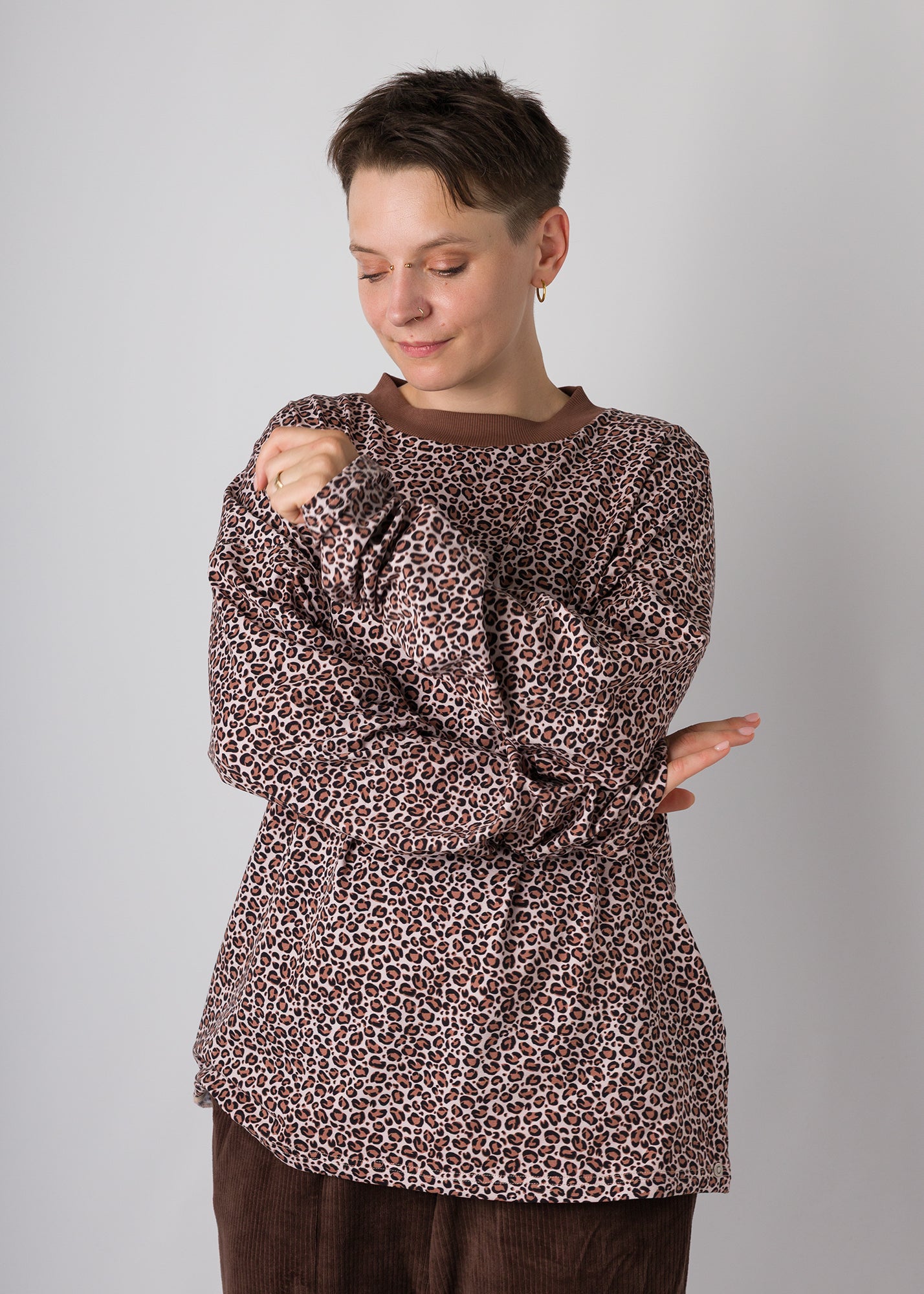 Melly trägt auf dem Foto 'Sammy' Größe S, Muster elastisch 'Leobertchen'