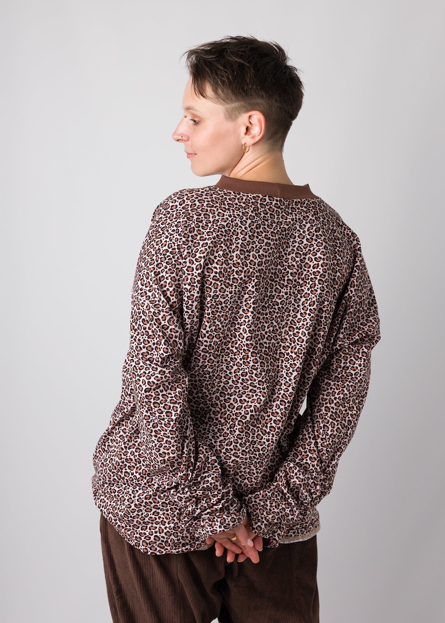 Melly trägt auf dem Foto 'Sammy' Größe S, Muster elastisch 'Leobertchen'