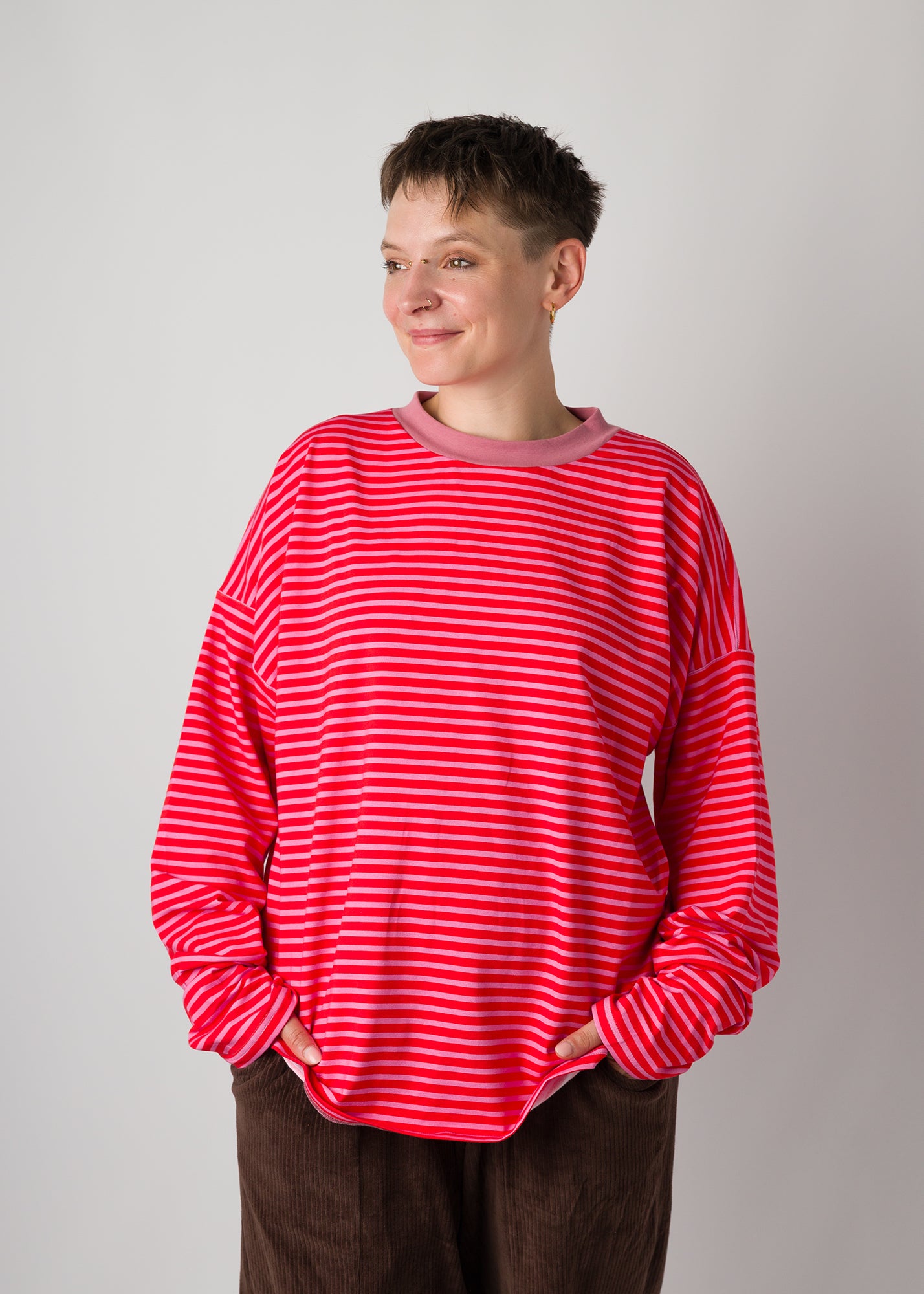 Melly trägt auf dem Foto 'Sammy' Größe S, Muster elastisch 'schmale Streifen'