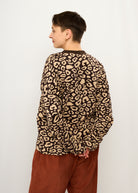 Melly trägt auf dem Foto 'Sammy' Größe M, Muster elastisch 'Leo braun - Jacquardstrick'