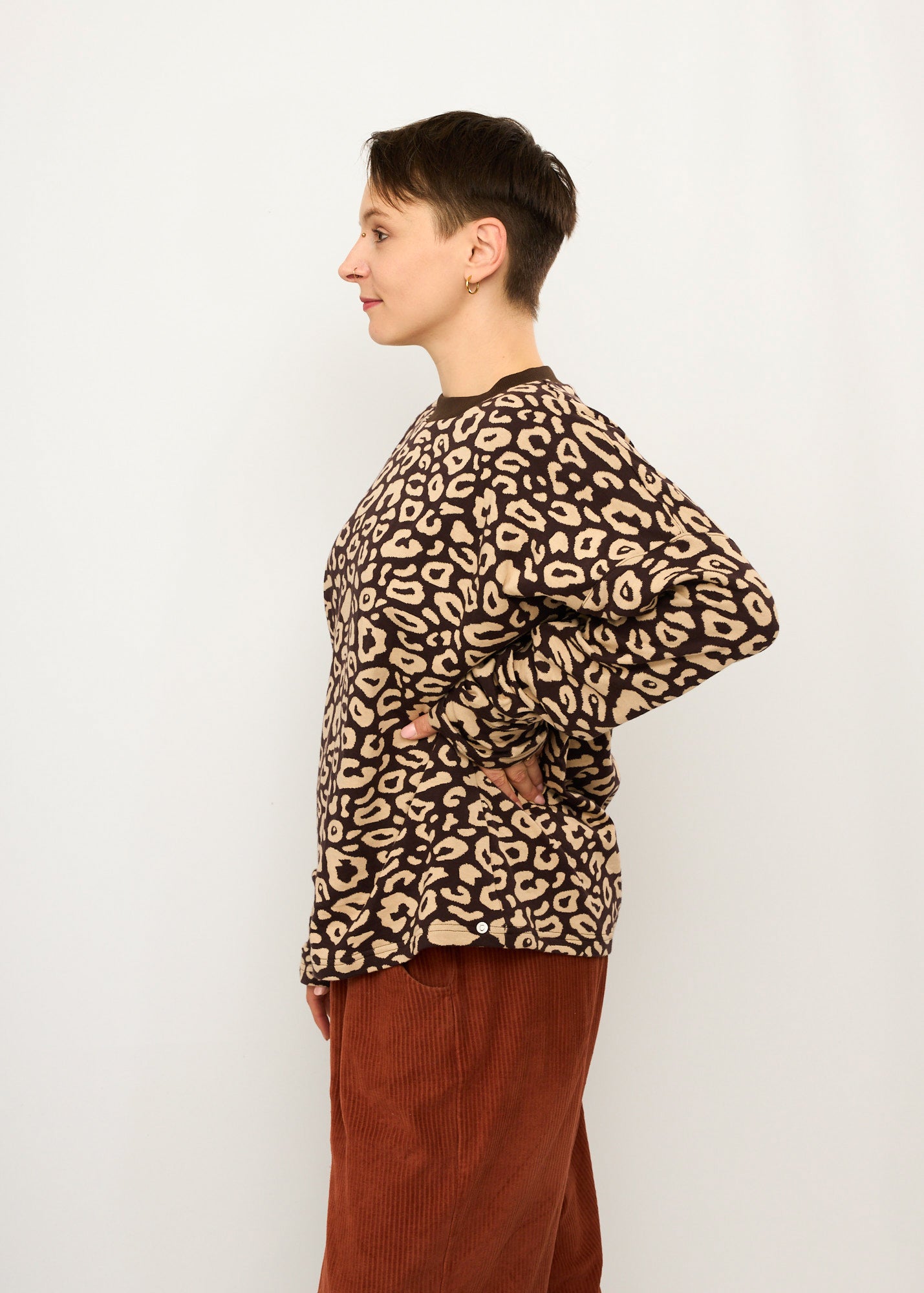 Melly trägt auf dem Foto 'Sammy' Größe M, Muster elastisch 'Leo braun - Jacquardstrick'