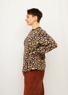 Melly trägt auf dem Foto 'Sammy' Größe M, Muster elastisch 'Leo braun - Jacquardstrick'