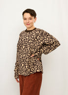 Melly trägt auf dem Foto 'Sammy' Größe M, Muster elastisch 'Leo braun - Jacquardstrick'