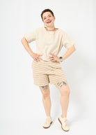 Melly trägt die Shorts in Größe M und dazu Oberteil Gerda aus Leinen natur in Größe M