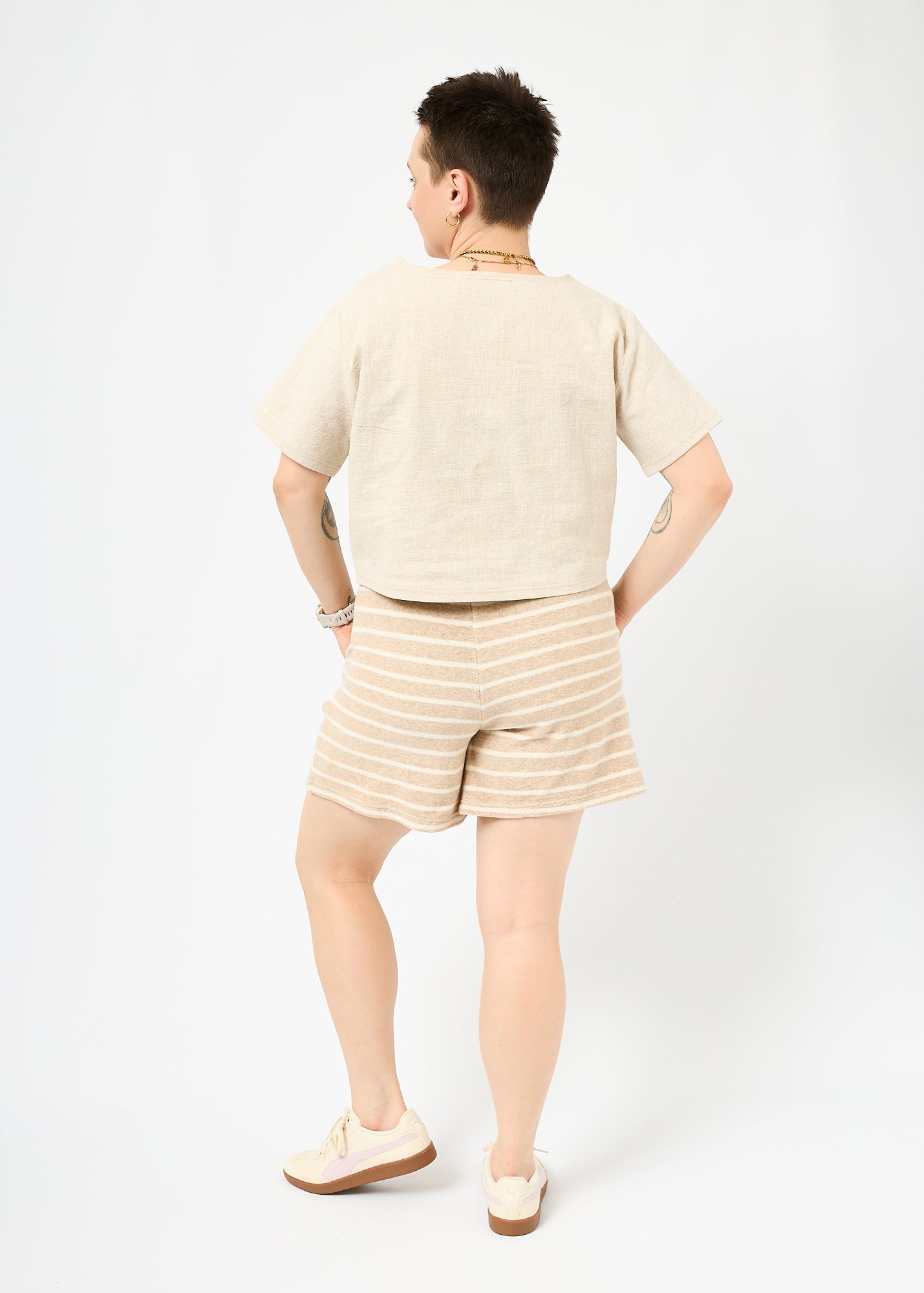 Melly trägt die Shorts in Größe M und dazu Oberteil Gerda aus Leinen natur in Größe M