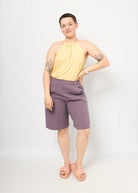 Melly trägt das Cleopatraoberteil in Rippjersey Butter yellow Größe S & Bermuda Leinen in pflaume Größe M