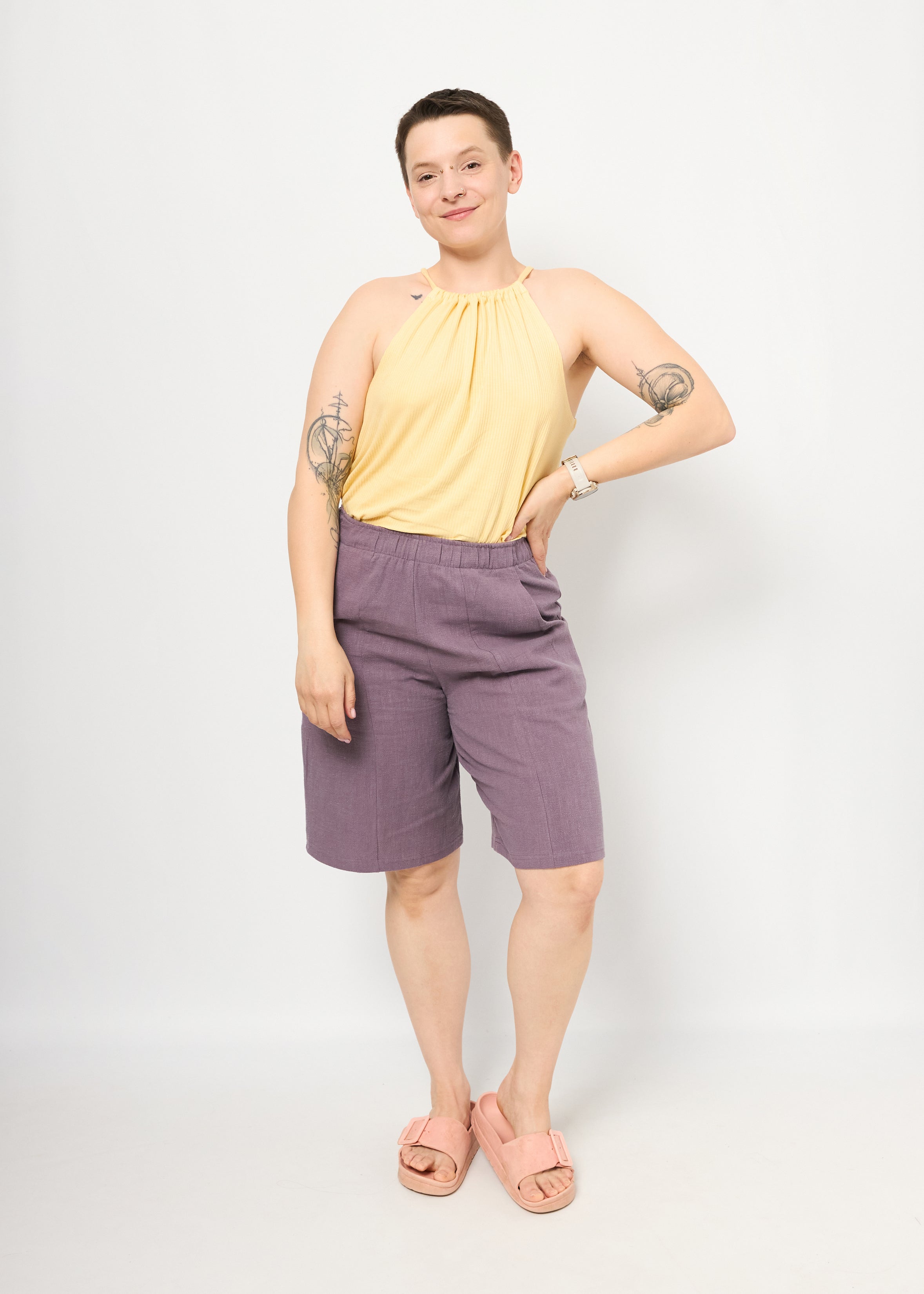 Melly trägt das Cleopatraoberteil in Rippjersey Butter yellow Größe S & Bermuda Leinen in pflaume Größe M