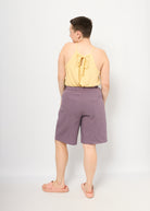 Melly trägt das Cleopatraoberteil in Rippjersey Butter yellow Größe S & Bermuda Leinen in pflaume Größe M