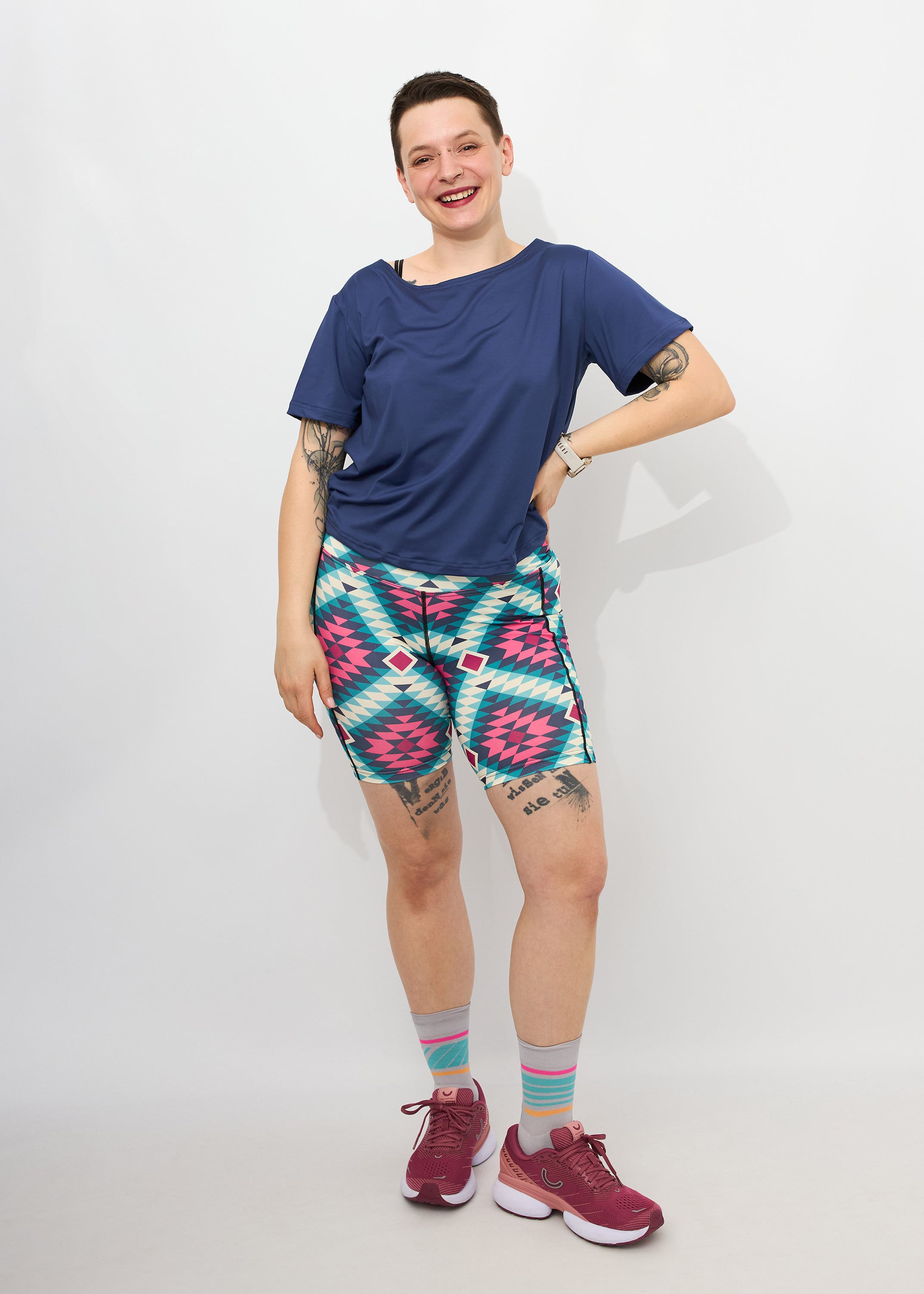 Melly trägt auf dem Foto 'Gerda' Größe S, Activewear 'blau' und 'Kathrine' Sport-Radler Größe S, Activewear 'Rauten'