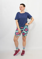 Melly trägt auf dem Foto 'Gerda' Größe S, Activewear 'blau' und 'Kathrine' Sport-Radler Größe S, Activewear 'Rauten'