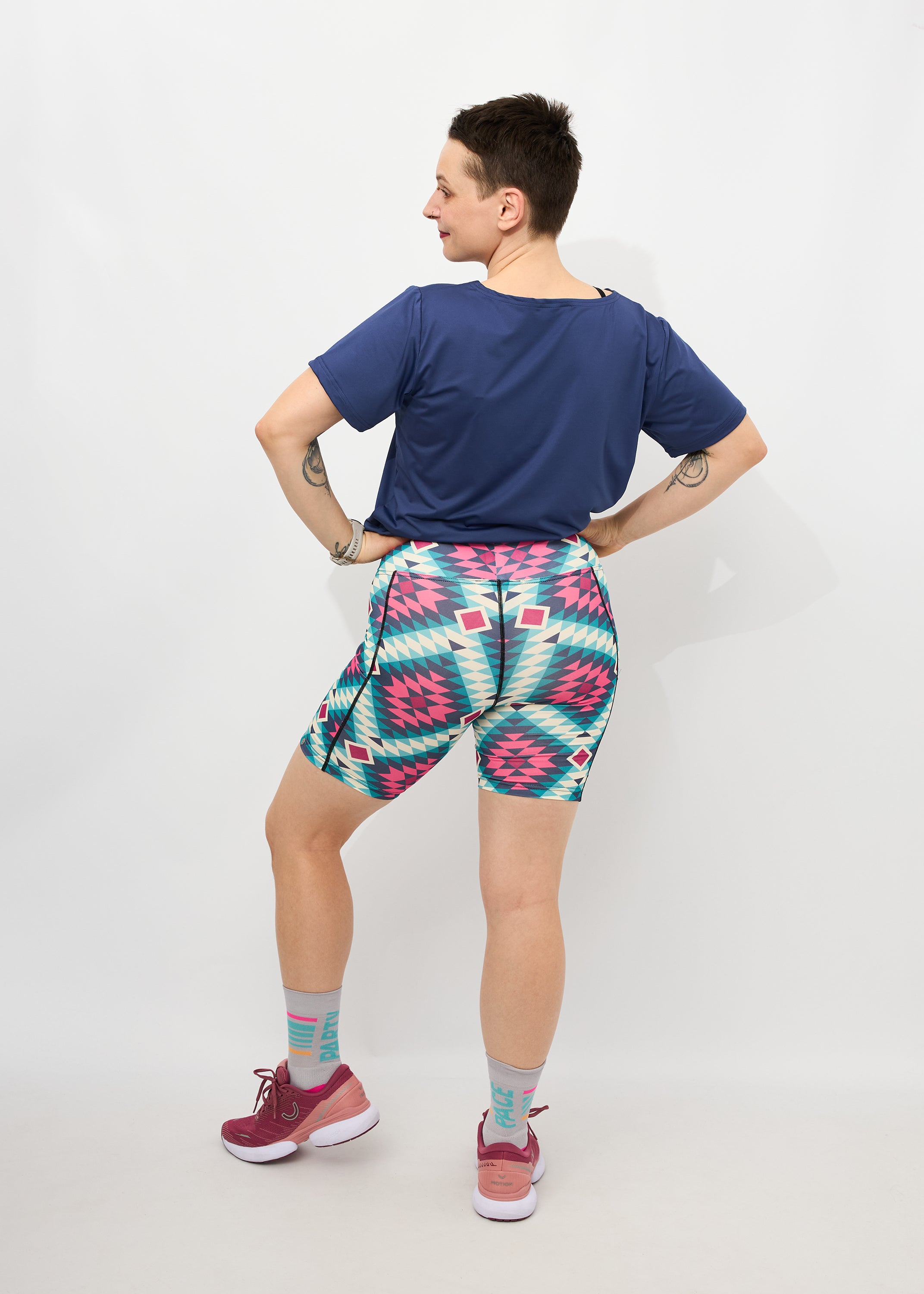 Melly trägt auf dem Foto 'Gerda' Größe S, Activewear 'blau' und 'Kathrine' Sport-Radler Größe S, Activewear 'Rauten'