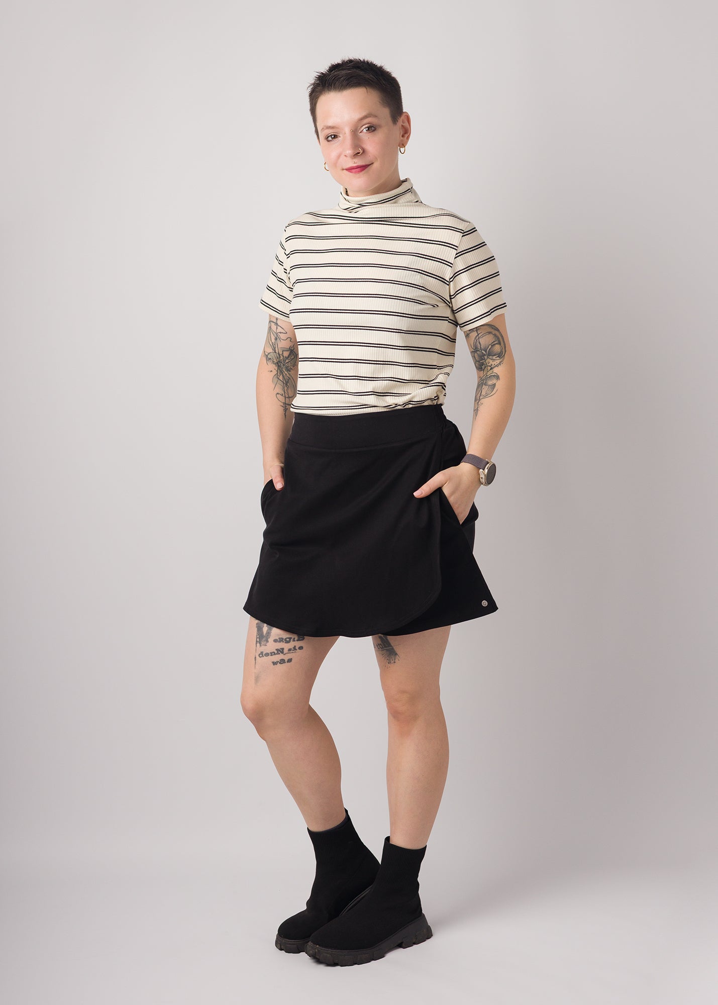 Melly trägt auf dem Foto 'Rosalie' Größe S, Rippjersey Streifen ecru und 'Skadi' Größe S, Tencteltwill schwarz