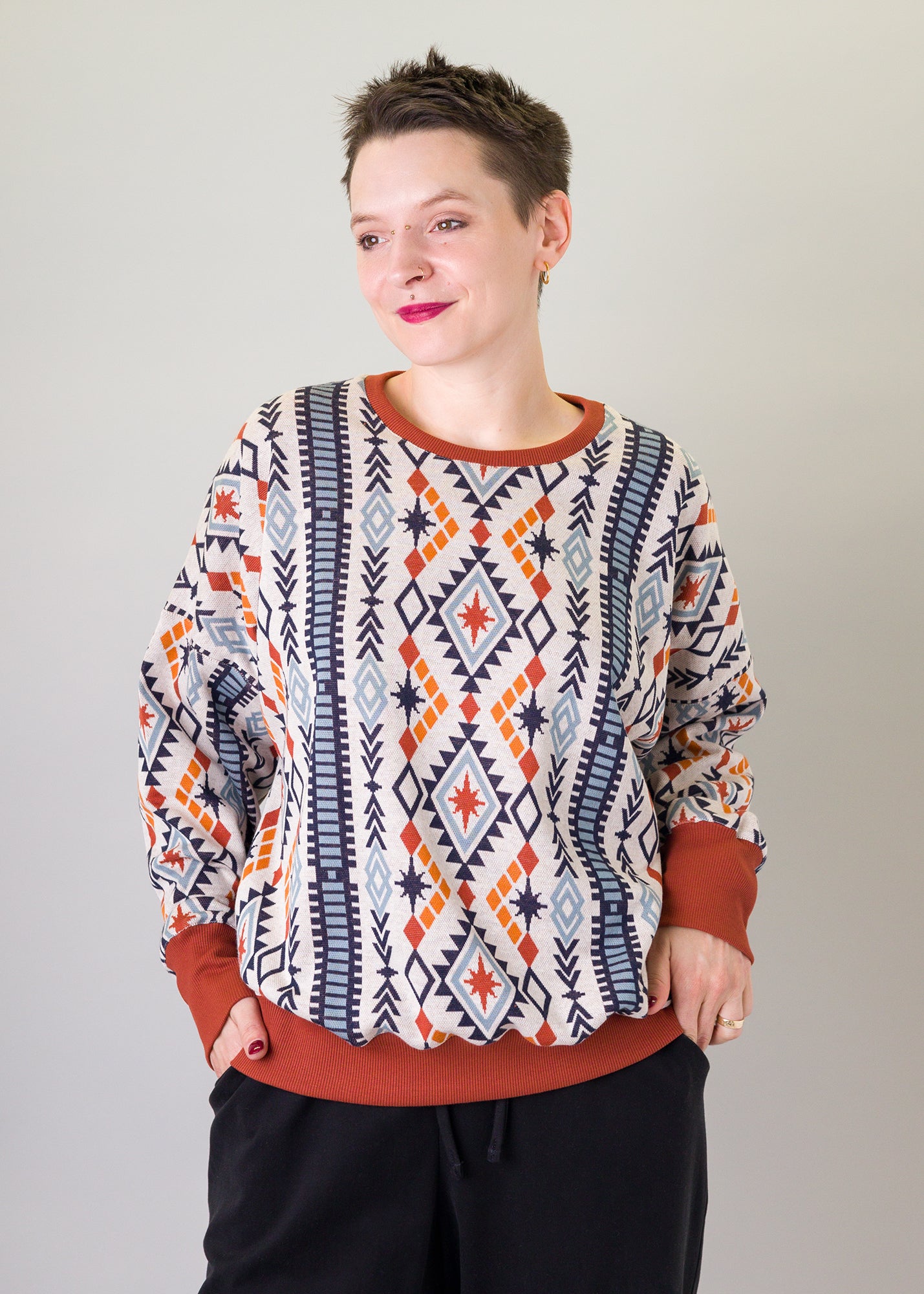 Melly trägt auf dem Foto 'Sophie' Größe M, Muster elastisch 'Rauten beige'