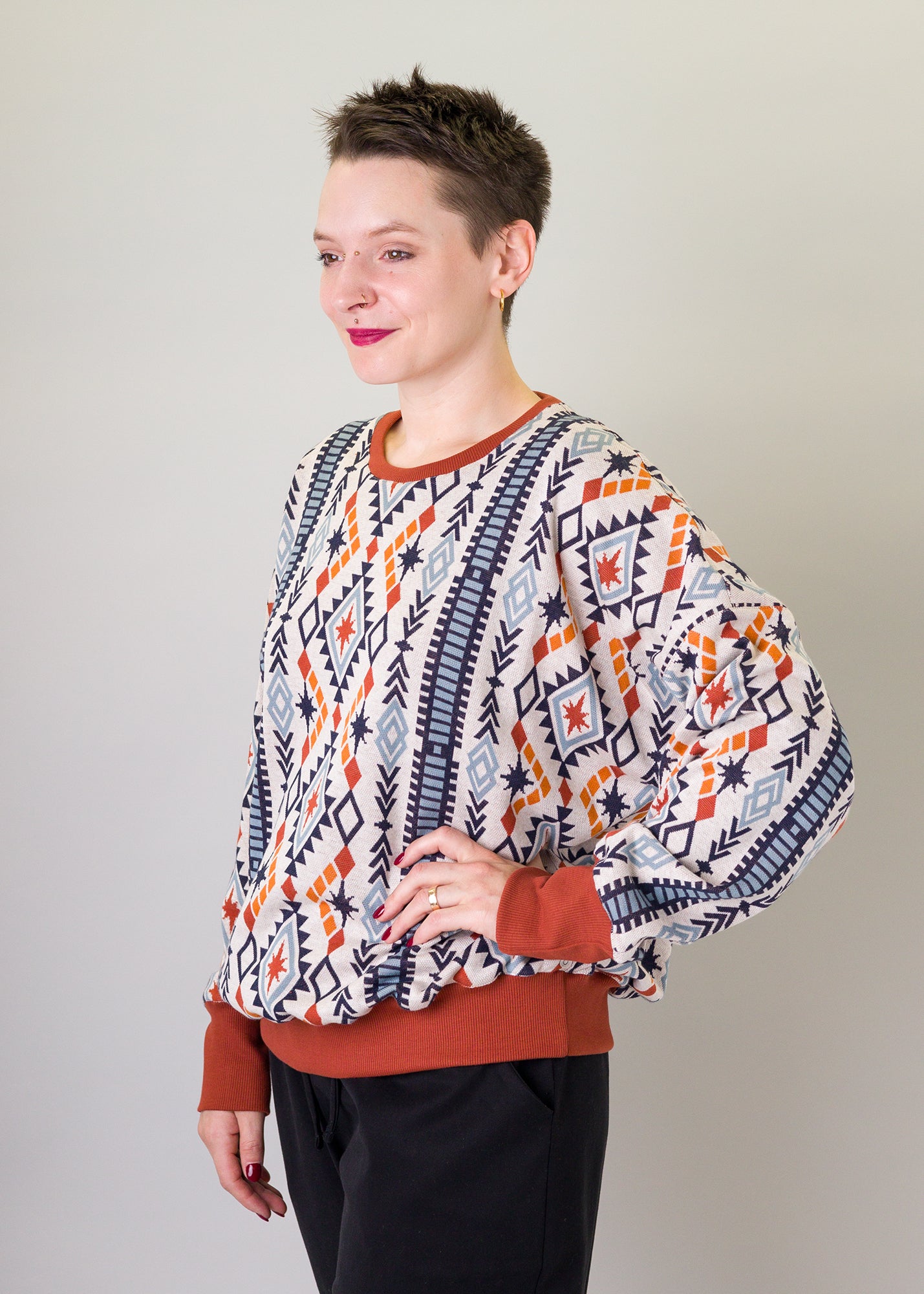 Melly trägt auf dem Foto 'Sophie' Größe M, Muster elastisch 'Rauten beige'