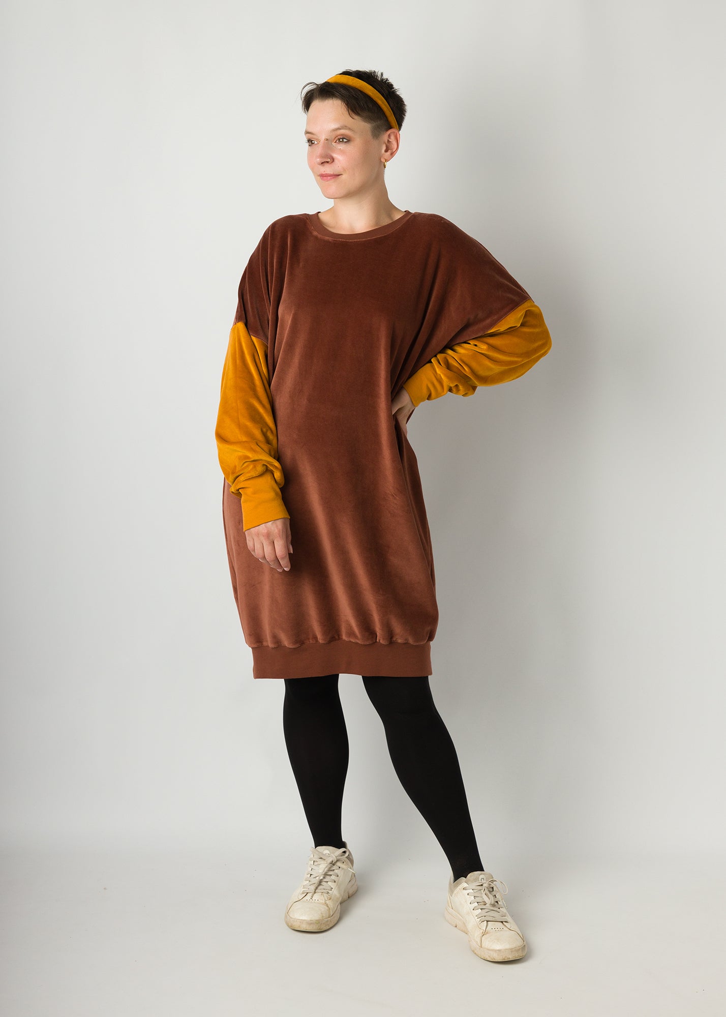 Melly trägt auf dem Foto 'Saphira' Größe S, Velvet kakao und karamell