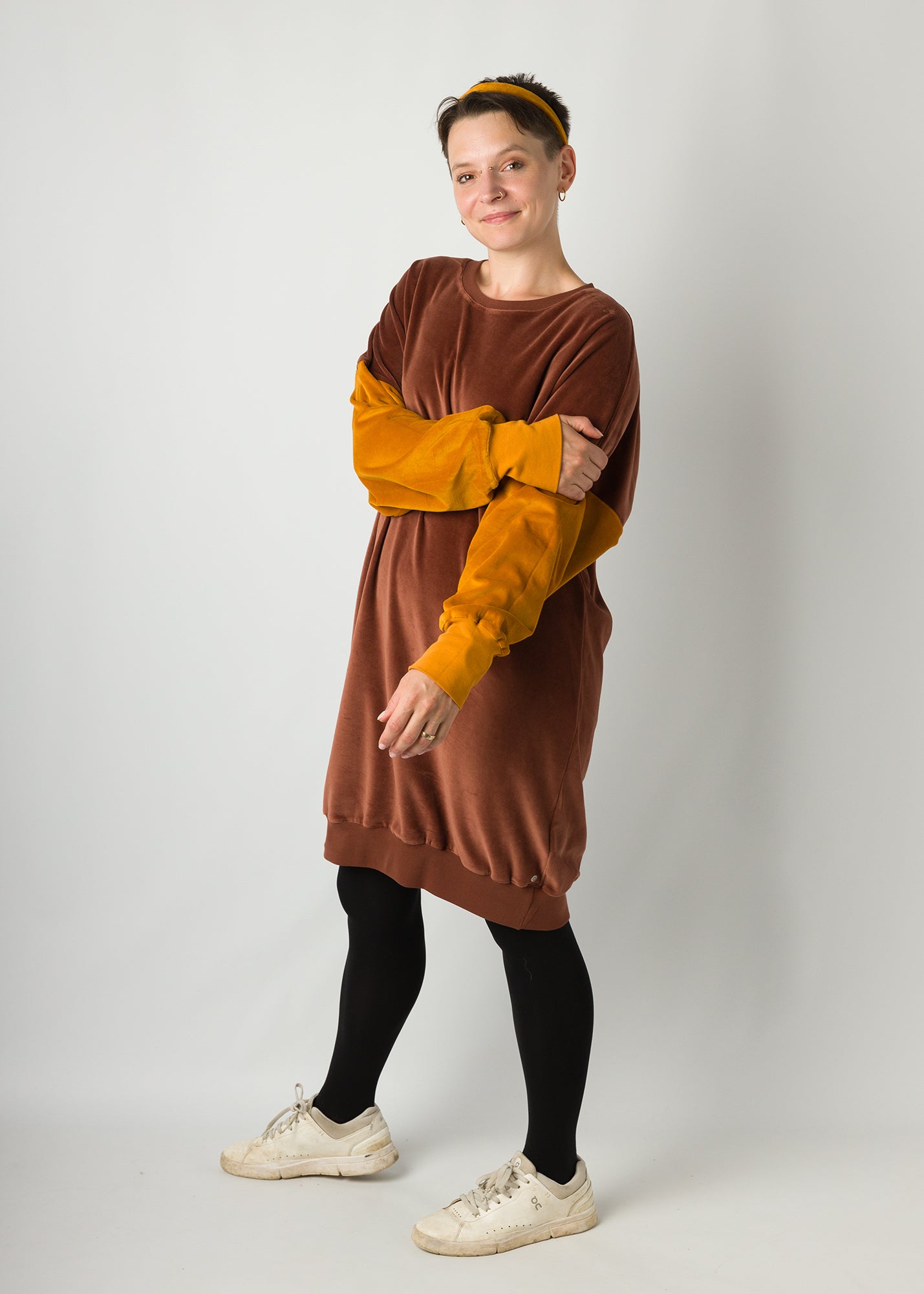 Melly trägt auf dem Foto 'Saphira' Größe S, Velvet kakao und karamell