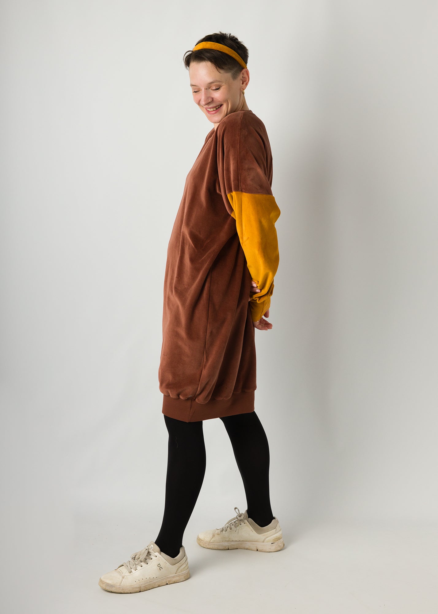 Melly trägt auf dem Foto 'Saphira' Größe S, Velvet kakao und karamell