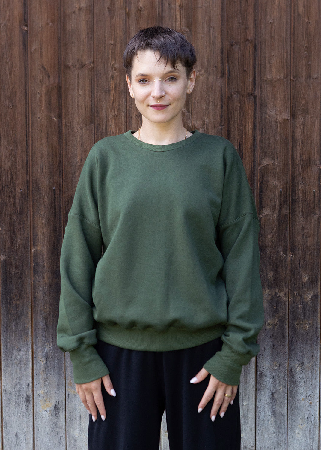 Melly trägt auf dem Foto 'Sophie' Größe M, Sweat khaki