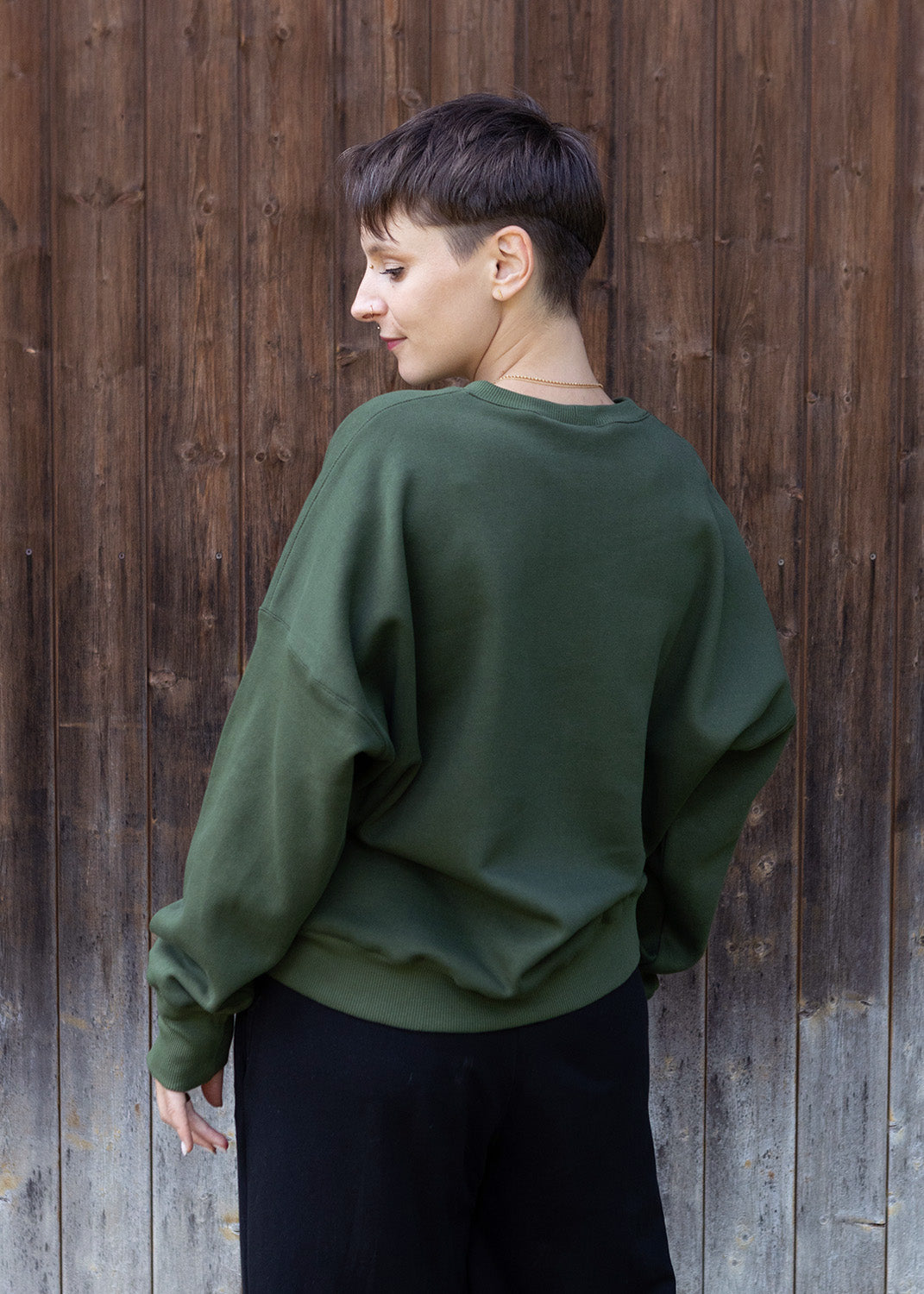 Melly trägt auf dem Foto 'Sophie' Größe M, Sweat khaki