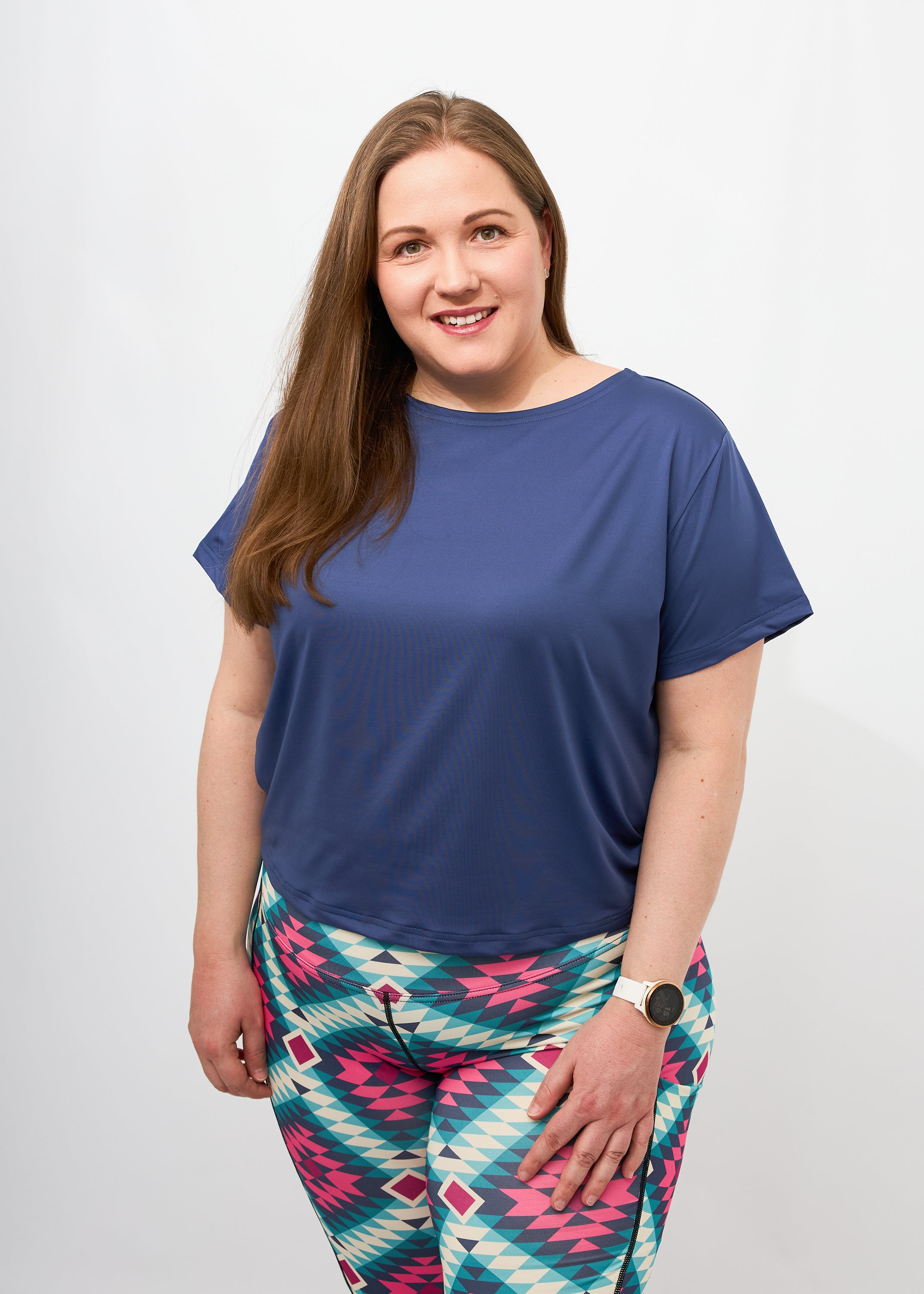 Dunja trägt auf dem Foto 'Gerda' Größe XXL, Activewear 'blau' und 'Kathrine' Sport-Leggins Größe XXL, Activewear 'Rauten'