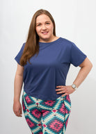 Dunja trägt auf dem Foto 'Gerda' Größe XXL, Activewear 'blau' und 'Kathrine' Sport-Leggins Größe XXL, Activewear 'Rauten'