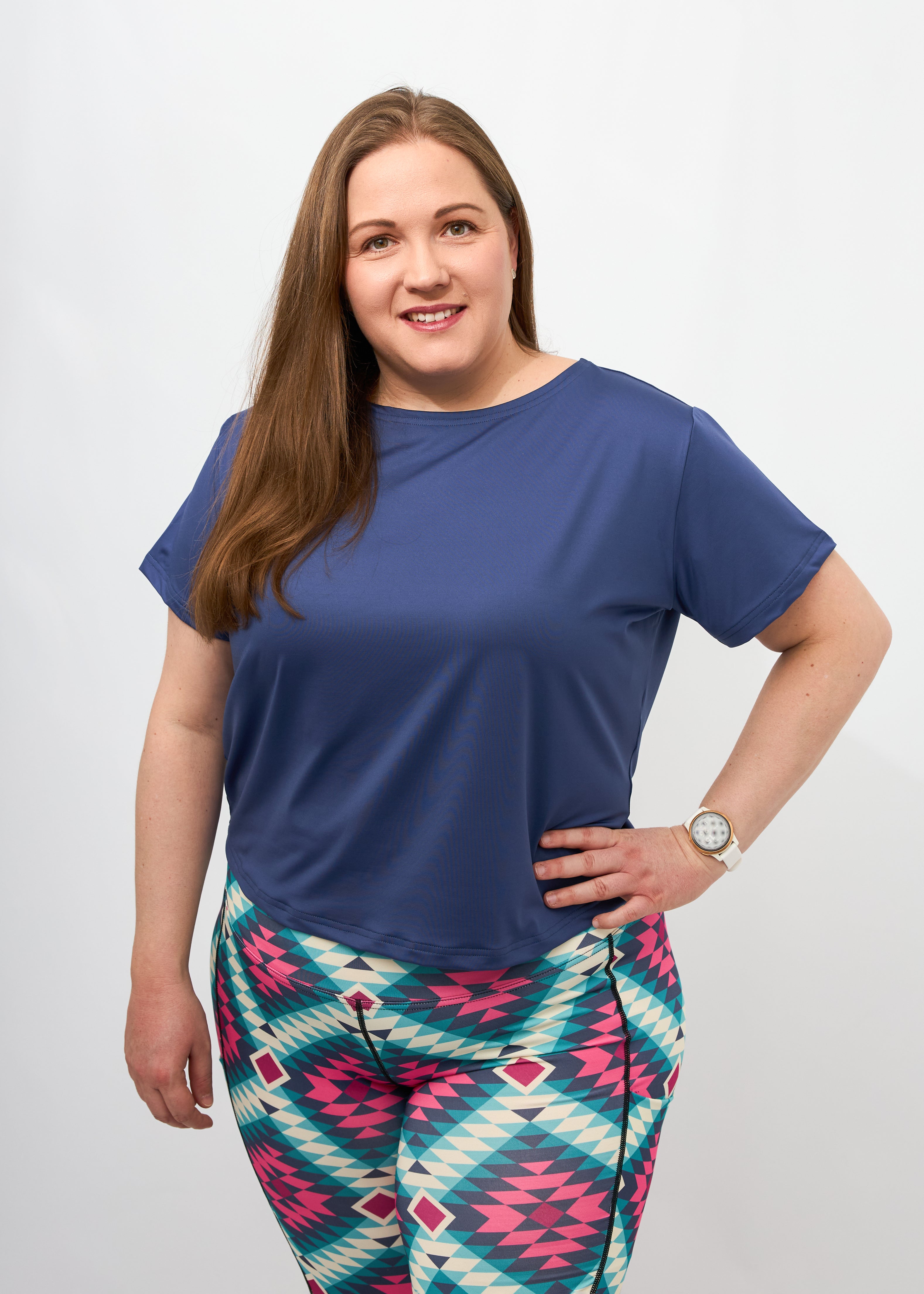 Dunja trägt auf dem Foto 'Gerda' Größe XXL, Activewear 'blau' und 'Kathrine' Sport-Leggins Größe XXL, Activewear 'Rauten'