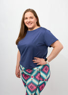 Dunja trägt auf dem Foto 'Gerda' Größe XXL, Activewear 'blau' und 'Kathrine' Sport-Leggins Größe XXL, Activewear 'Rauten'