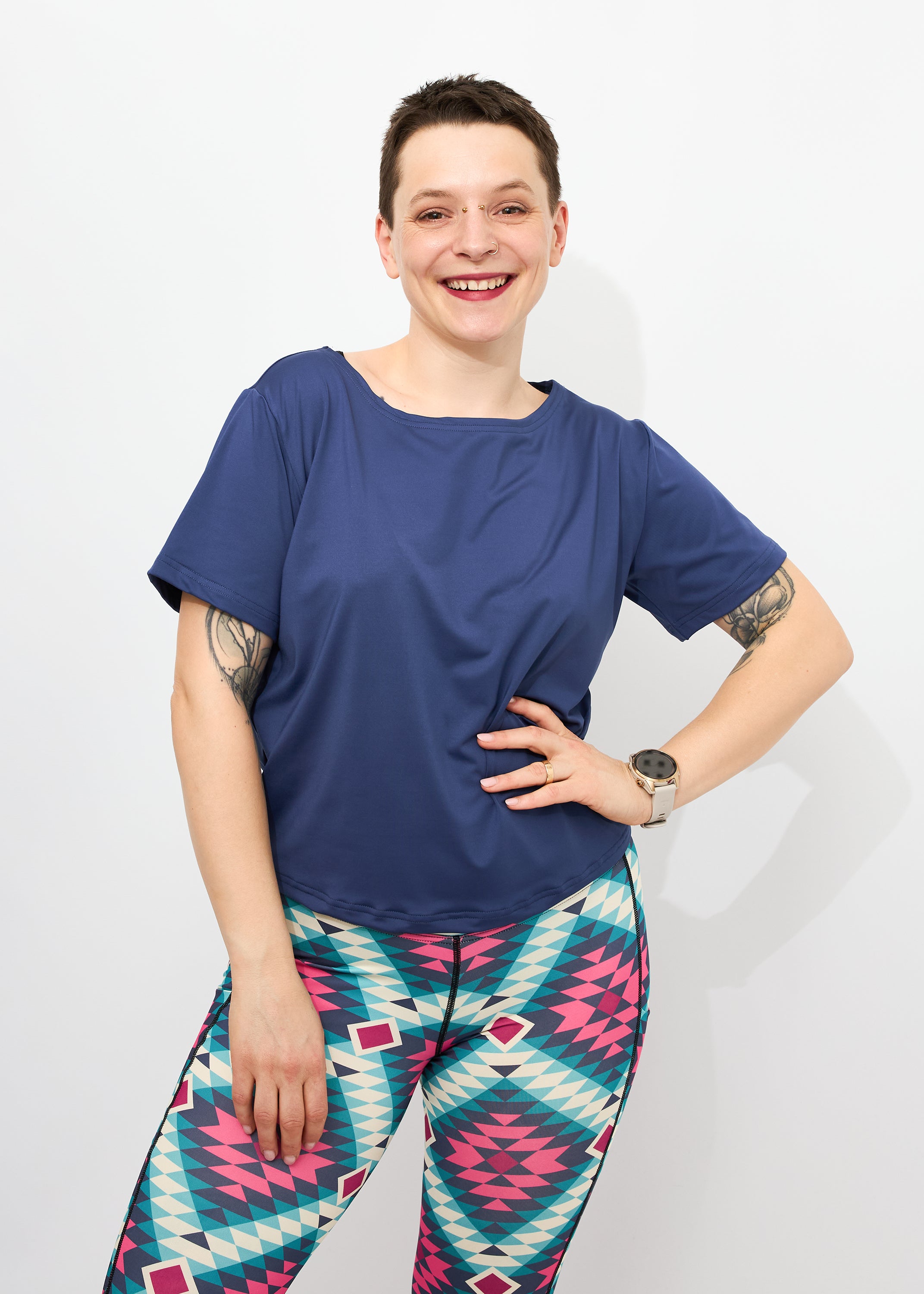 Melly trägt auf dem Foto 'Gerda' Größe S, Activewear 'blau' und 'Kathrine' Sport-Leggins Größe S, Activewear 'Rauten'