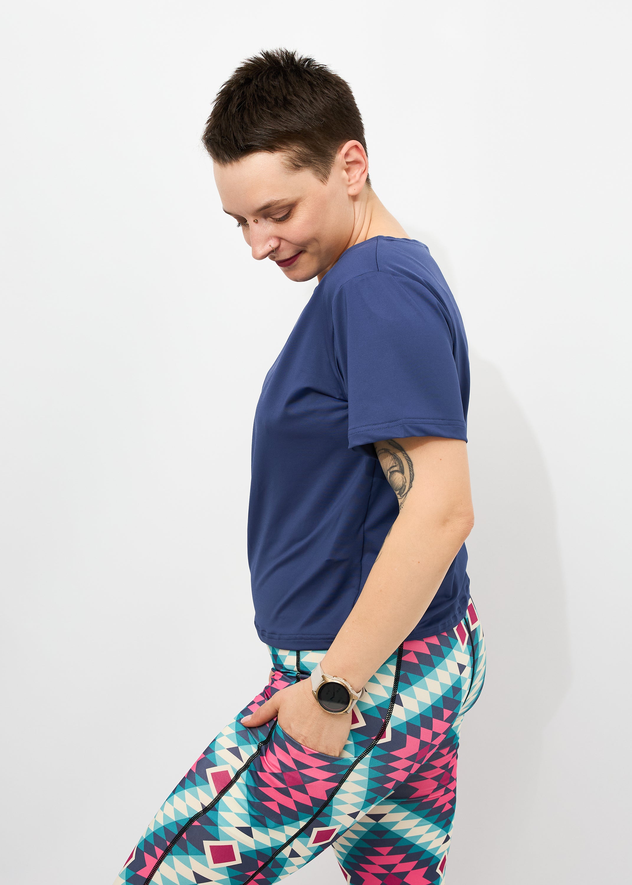 Melly trägt auf dem Foto 'Gerda' Größe S, Activewear 'blau' und 'Kathrine' Sport-Leggins Größe S, Activewear 'Rauten'