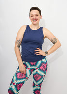 Melly trägt auf dem Foto 'Tessa' Größe S, Activewear 'Blau' und 'Kathrine' Sport-Leggins Größe S, Activewear 'Rauten'