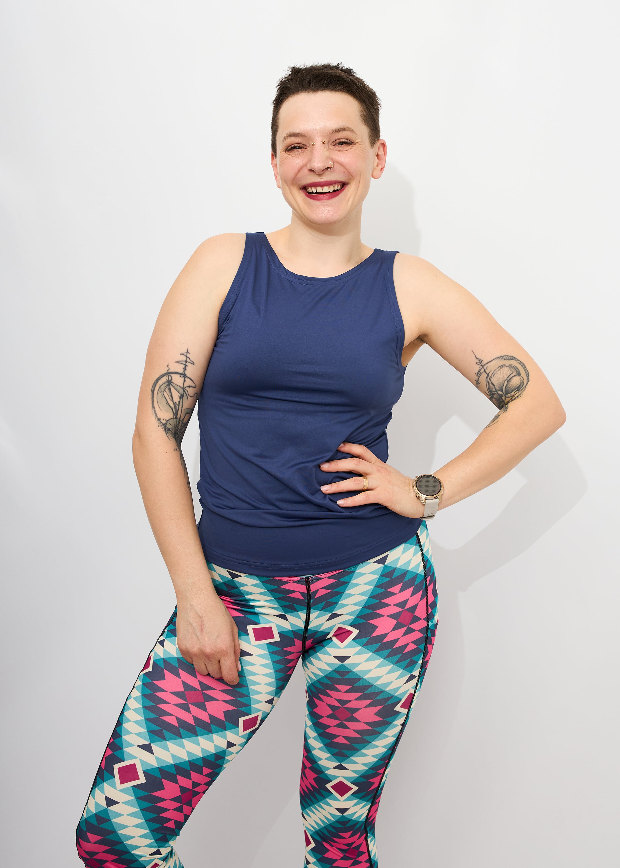 Melly trägt auf dem Foto 'Tessa' Größe S, Activewear 'Blau' und 'Kathrine' Sport-Leggins Größe S, Activewear 'Rauten'