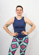 Melly trägt auf dem Foto 'Tessa' Größe S, Activewear 'Blau' und 'Kathrine' Sport-Leggins Größe S, Activewear 'Rauten'