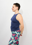 Melly trägt auf dem Foto 'Tessa' Größe S, Activewear 'Blau' und 'Kathrine' Sport-Leggins Größe S, Activewear 'Rauten'