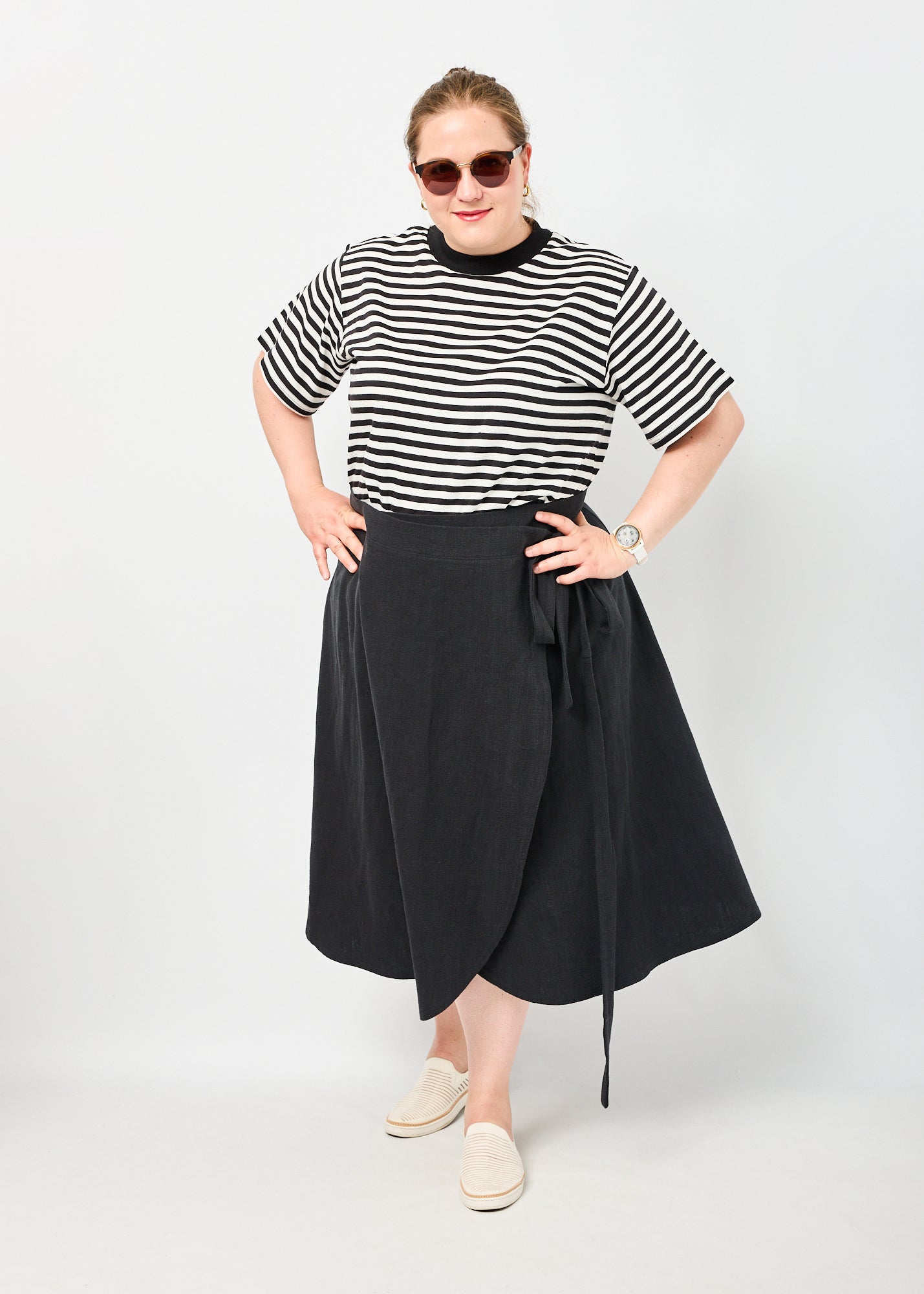 Dunja trägt hier Wanda Leinen schwarz in Größe 4XL und Shirt Tara Streifen schwarz in 3XL.