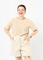 Melly trägt das Shirt Tara in Größe M und die Bermuda Shorts Leinen natur Größe M.