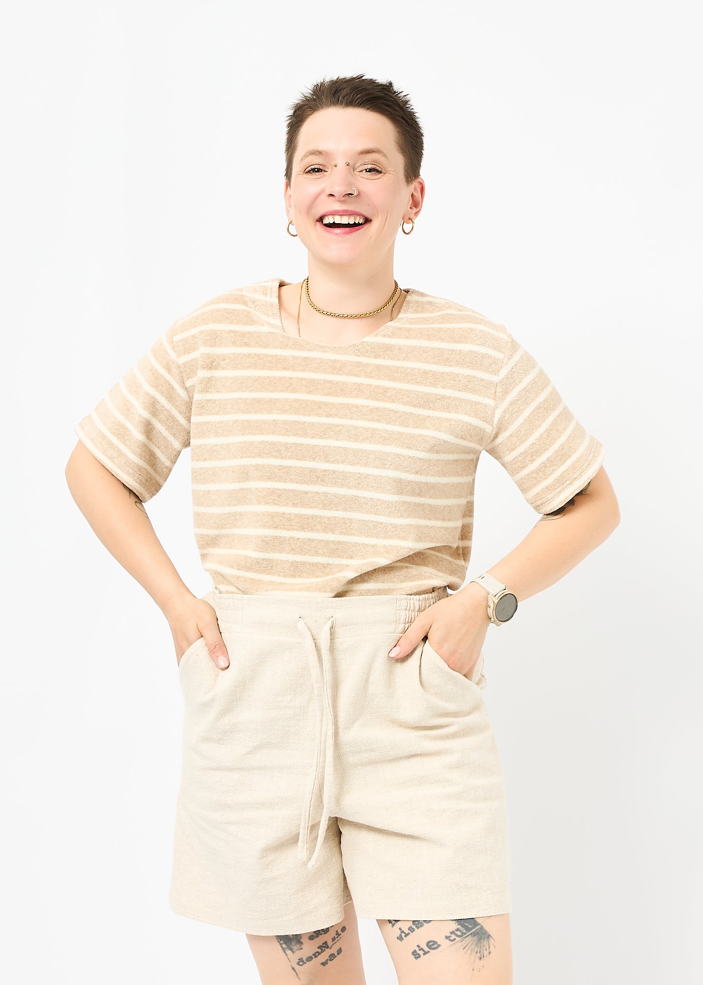 Melly trägt das Shirt Tara in Größe M und die Bermuda Shorts Leinen natur Größe M.