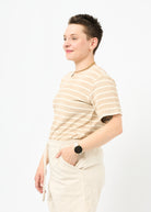 Melly trägt das Shirt Tara in Größe M und die Bermuda Shorts Leinen natur Größe M.
